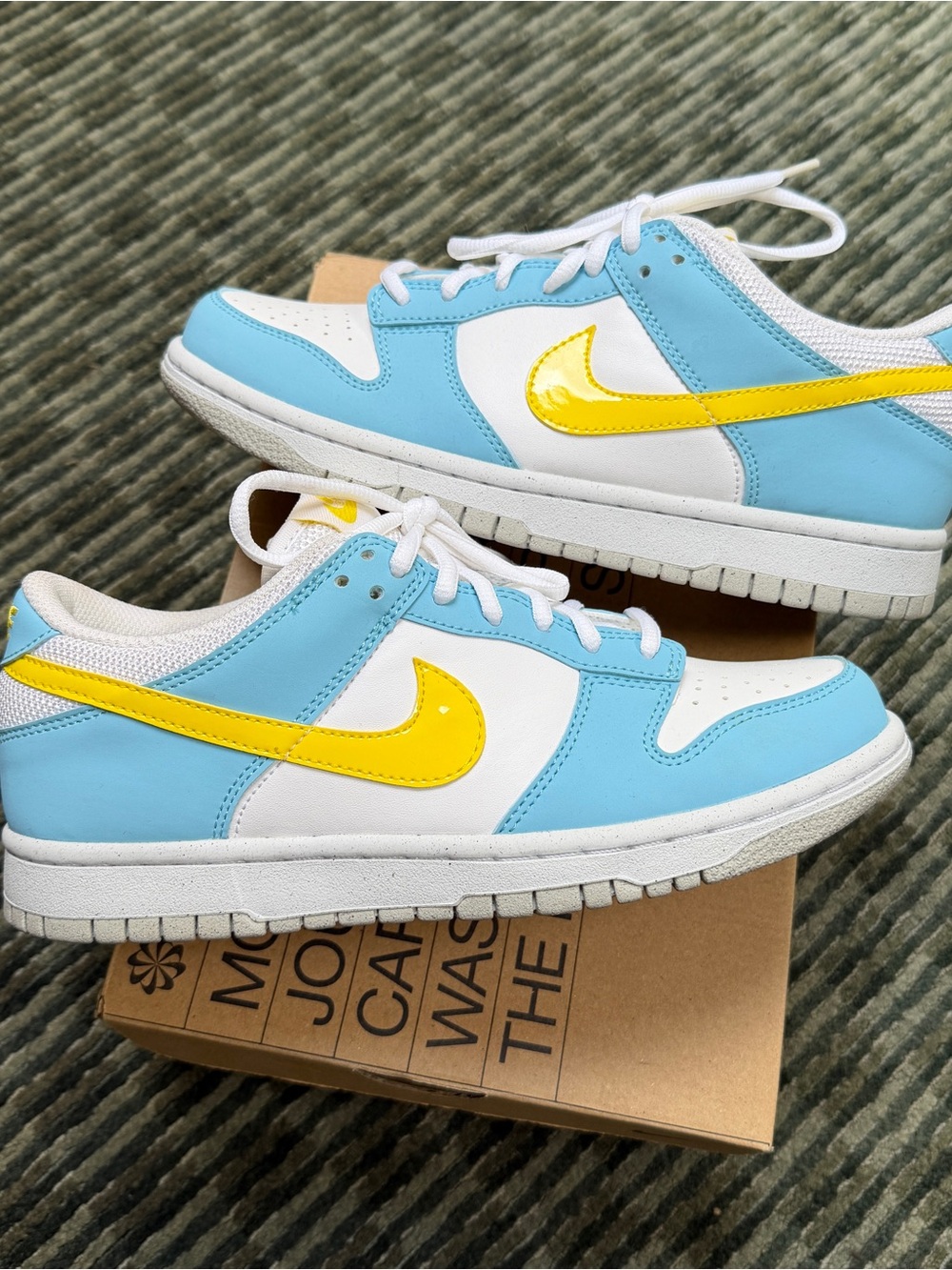 Nike Kids Low-Top Sneakers in Light Blue, White & Yellow